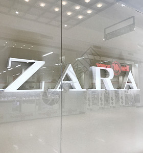 保加利亚Burgas2018年3月9日著名的Zara品牌LogoZara是西班牙服装和配件零售商总部设在加利西亚Arteixo图片