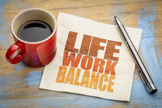 餐巾纸上的生活工作平衡概念生活工作平衡概念餐巾纸上文字摘要和咖啡杯图片