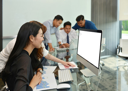 亚洲商业妇女在会议室使用带空白屏幕的笔记本电脑亚洲商业妇女在开会时使用带空白屏幕的笔记本电脑图片