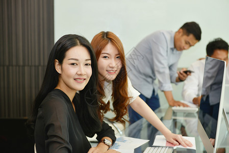 亚洲商业妇女在会议室微笑图片
