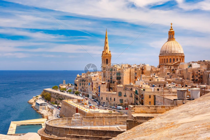 马耳他瓦莱塔的多姆斯和屋顶从教堂的部查看马耳他首都瓦莱塔的卡梅尔山和圣保罗卡斯柯夫人的教堂圣公会瓦莱塔图片