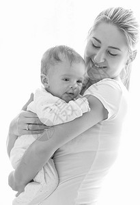 黑白孤立的年轻母亲拥抱婴儿的肖像黑白孤立的妈拥抱婴儿肖像图片