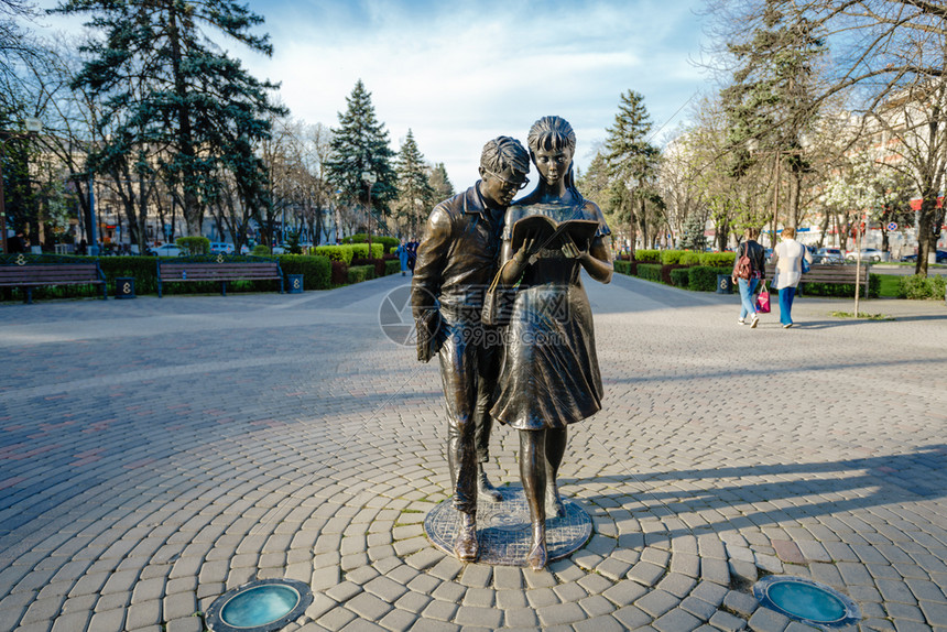 俄罗斯克拉诺达尔2018年4月6日俄罗斯克拉诺达尔的舒里克和利达纪念碑2018年4月6日克拉斯诺达尔市中心的舒里克和利达纪念碑图片