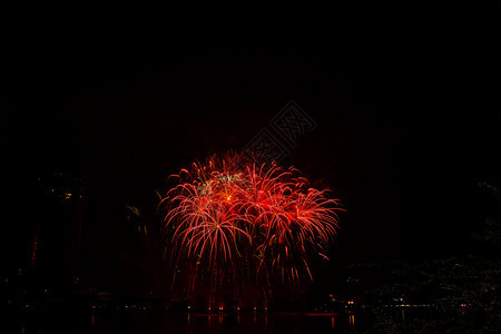 夜空上美丽的多彩节日烟花云彩壮丽时间长图片