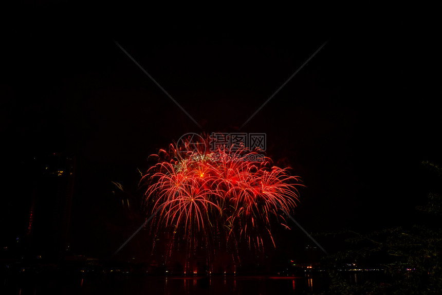 夜空上美丽的多彩节日烟花云彩壮丽时间长图片