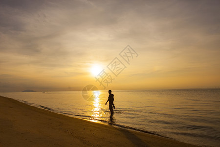 日出在海边太阳岛越南清江图片