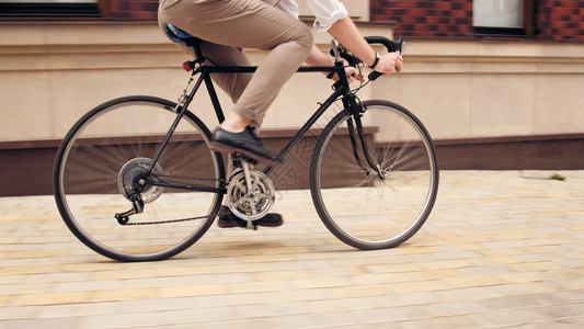 时装男子骑着老式运动自行车时装男子骑着运动自行车图片