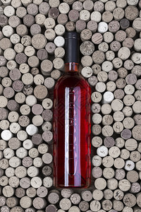 瓶红酒和木桌上的软瓶装红酒和酒图片