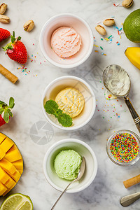 白碗中的冰淇淋和白大理石背景中的新鲜成分顶端景象图片