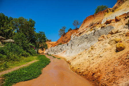 在岩石与丛林中越南梅内之间的小溪峡谷红河图片