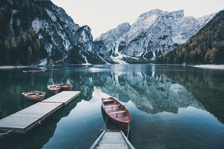 阿尔卑斯山湖的木环船意大利阿尔卑斯山湖的木环船图片