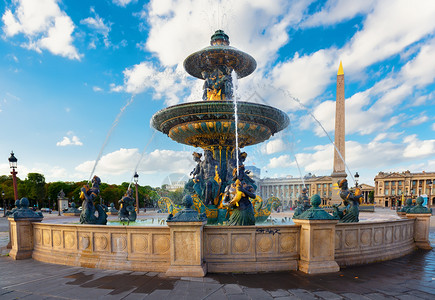 巴黎广场的老喷泉图片