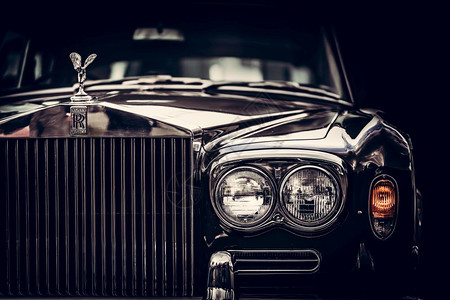 英国黑色劳斯莱经典车背景特制劳斯莱仍然是豪华汽车的象征劳斯莱特制图片