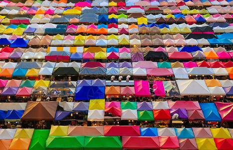 夜间市场泰国日落时曼谷市Ratchada火车上的多彩帐篷图片