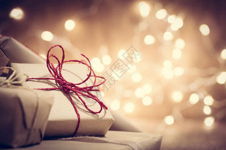 RusticReform礼品以闪光背景展示的盒子圣诞节时间古老的情绪手工制作的生态纸包装rusticreform礼品以闪光背景展图片