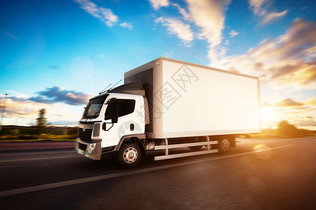 商业货运卡车白色空拖驾驶在高速公路上通用的无品牌车辆设计3D造型商用货运卡车白色拖车驾驶在高速公路上图片