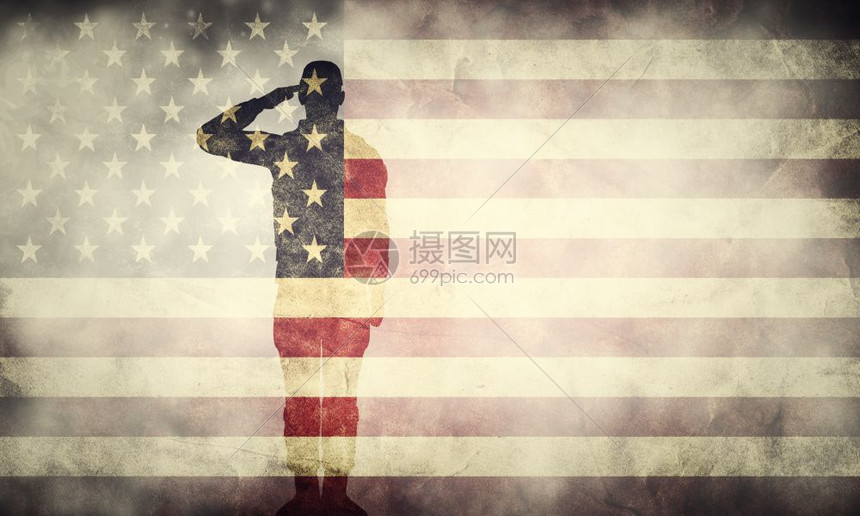 双裸露美国红旗上的敬礼士兵旧式回溯设计