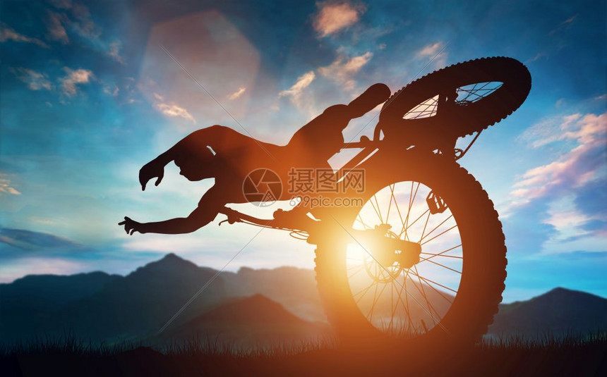 运动员在山上做自行车特技摔倒了超级运动图片