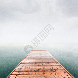 Wooden防波堤深冷海的码头洋雨天扫瞄风情复制空间Wooden防波堤雨天图片