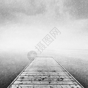 Wooden防波堤深海冷码头洋雨天扫瞄风情复制空间黑色和白Wooden防波堤深冷海码头雨天图片