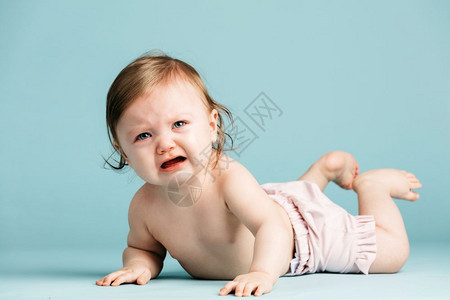 女孩在地上哭泣蓝种宝背景悲哀的孩子图片