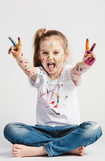一个女孩手举着胜利的标志用她手把牙套伸出来叛逆的孩子图片