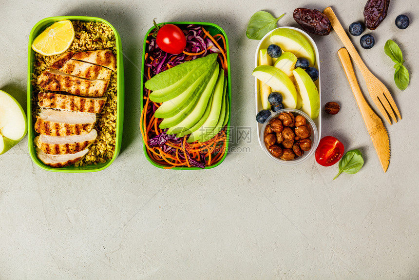 健康膳食预容器烤鸡胸沙拉鳄梨莓果苹坚和干椰子Keto饮食自给低碳健康食品概念图片