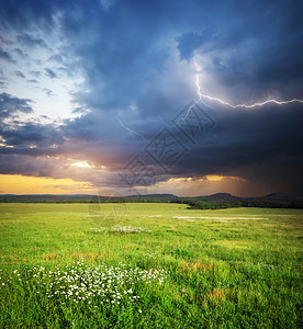 山上的草地雨云和闪电大自然的构成图片