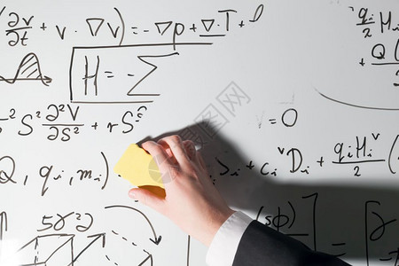 鞭打白板复杂的数学公式和具有经济概念的科真实方程式专业人士手写的符号白板数学和科图片