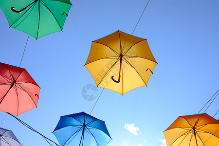 黄色雨伞色彩多的雨伞背景天空中多彩的雨伞街道装饰背景