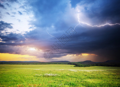 山上的草地雨云和闪电大自然的构成图片