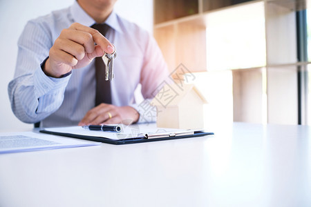 销售经理提供咨询申请表格文件考虑汽车和住房保险抵押贷款报价背景图片