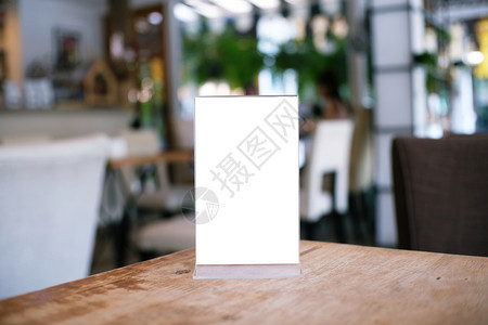 在酒吧餐厅咖啡的木桌上站立菜单框架图片