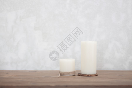 咖啡店装饰的两根蜡烛股票照片背景图片