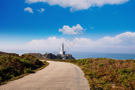 PuntaNariga灯塔在西班牙阳光明媚的夏日PuntaNariga灯塔在阳光明媚的夏日图片