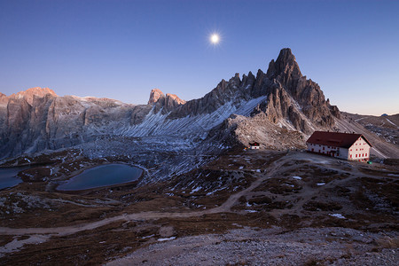 阿尔卑斯山的月光之夜图片