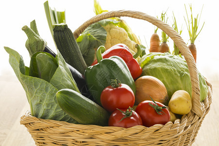 配有新鲜健康机蔬菜的篮子图片