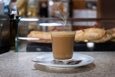 内地咖啡馆外高玻璃杯的奶油麦加多咖啡或卡布西诺图片