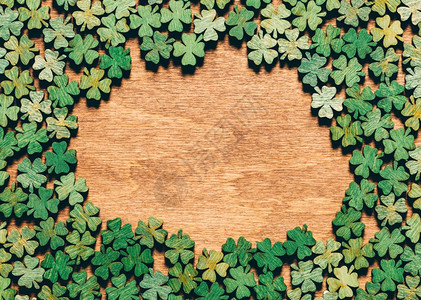 木制地板上铺有四叶木制地板形成一个圆圈爱尔兰文化圣帕特里克日图片