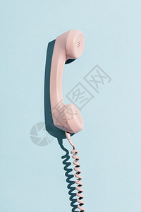 粉色糊面电话蓝浅背景电信蓝色背景的粉电话背景图片