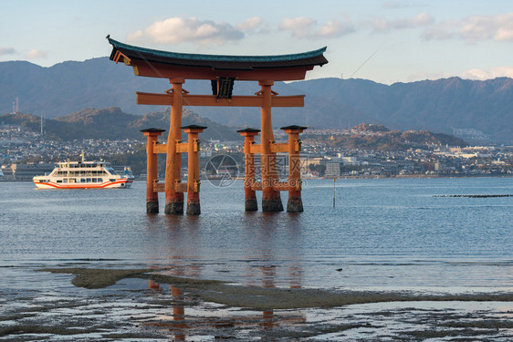 日本广岛宫海岸外的浮托里门图片