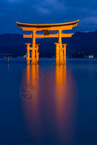 日本黄昏宫间岛漂浮的Otorii门图片