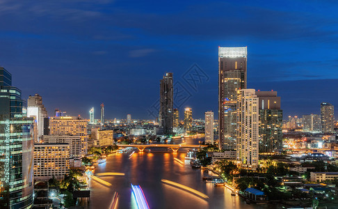 曼谷市泰国中心区和摩天大楼的ChaoPhraya河弯曲图片