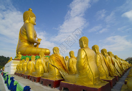 印第安人MakhaBuchabuddha1250名门徒雕像泰国Nakhonnayok背景