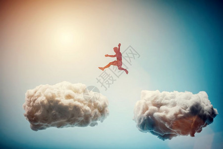 人从一个云跳到另承担风险和挑战概念克服问题获胜人从一个云跳到另挑战背景图片