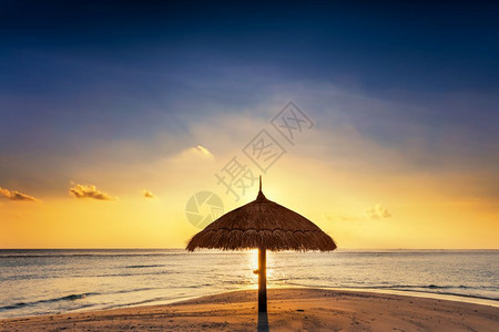 日落时晒的热带沙滩岛上空日落印度洋马尔代夫蓝阳光的天空日落时晒的热带沙滩岛上空马尔代夫图片