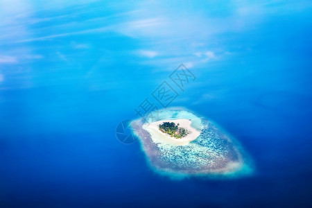 在飞机上看到马尔代夫小岛的形状图片