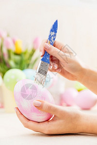 复活节鸡蛋装饰在阁楼里艺术手工品刷子彩色图片
