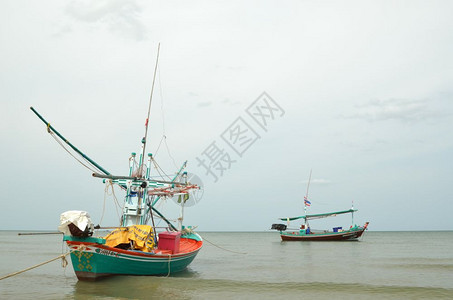 泰国水上拖网渔船图片
