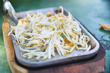 泰国碗炒饭面条在平方白色盘子上图片